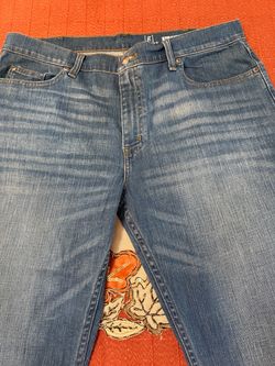 Like new men’s blue jeans Straight no stains no rips looks new size 36 by 30 long !🌺