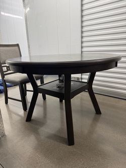 48” Round dining room table w/ chairs
