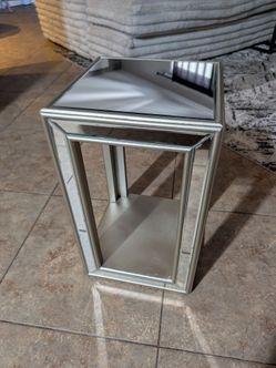 Beautiful Mirror Finish Decor End Table ~Brand New~