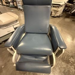 Medical Clinical Swing Arm Portable Reclining Chair BARIATRIC Elite Retails 3700$ Great Condition 