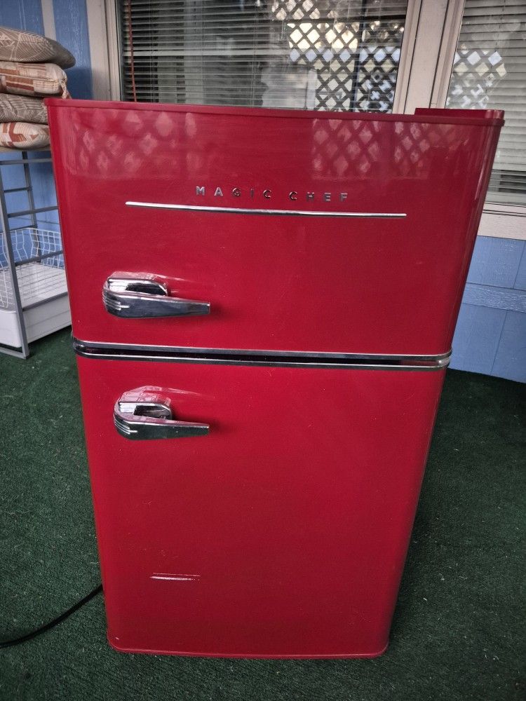 
Magic Chef 3.1Retro Style Mini-Fridge. $110.00 cash and pick up only 