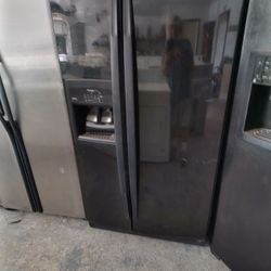 Refrigerator Ice&Water Like New