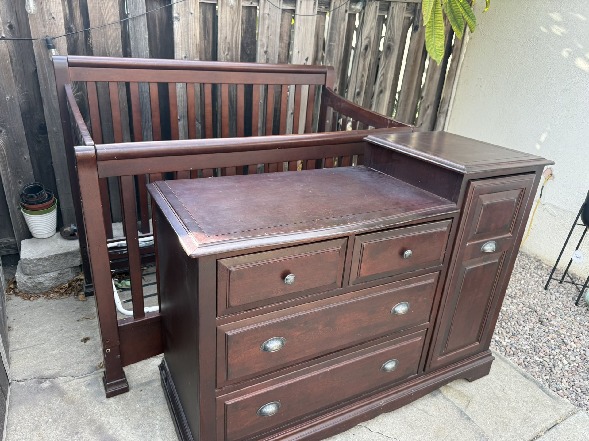 Baby Crib Plus Changing Table. 