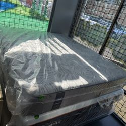 CALIFORNIA KING SIZE SEALY POSTUREPEDIC (FIRM) MATTRESS & BOX SPRINGS BED SET