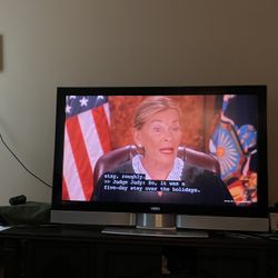 VIZIO TV GV52L FHDTV10A  In very good condition, 52 inches 1080Р FULL HD HDMI 