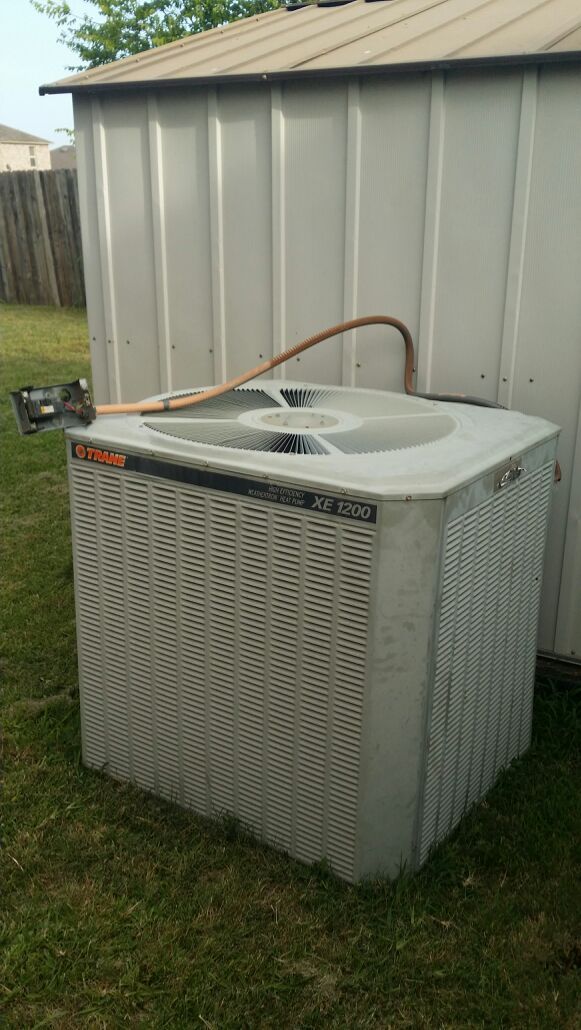 Trane XE 1200 heat pump 4 tons outside unit
