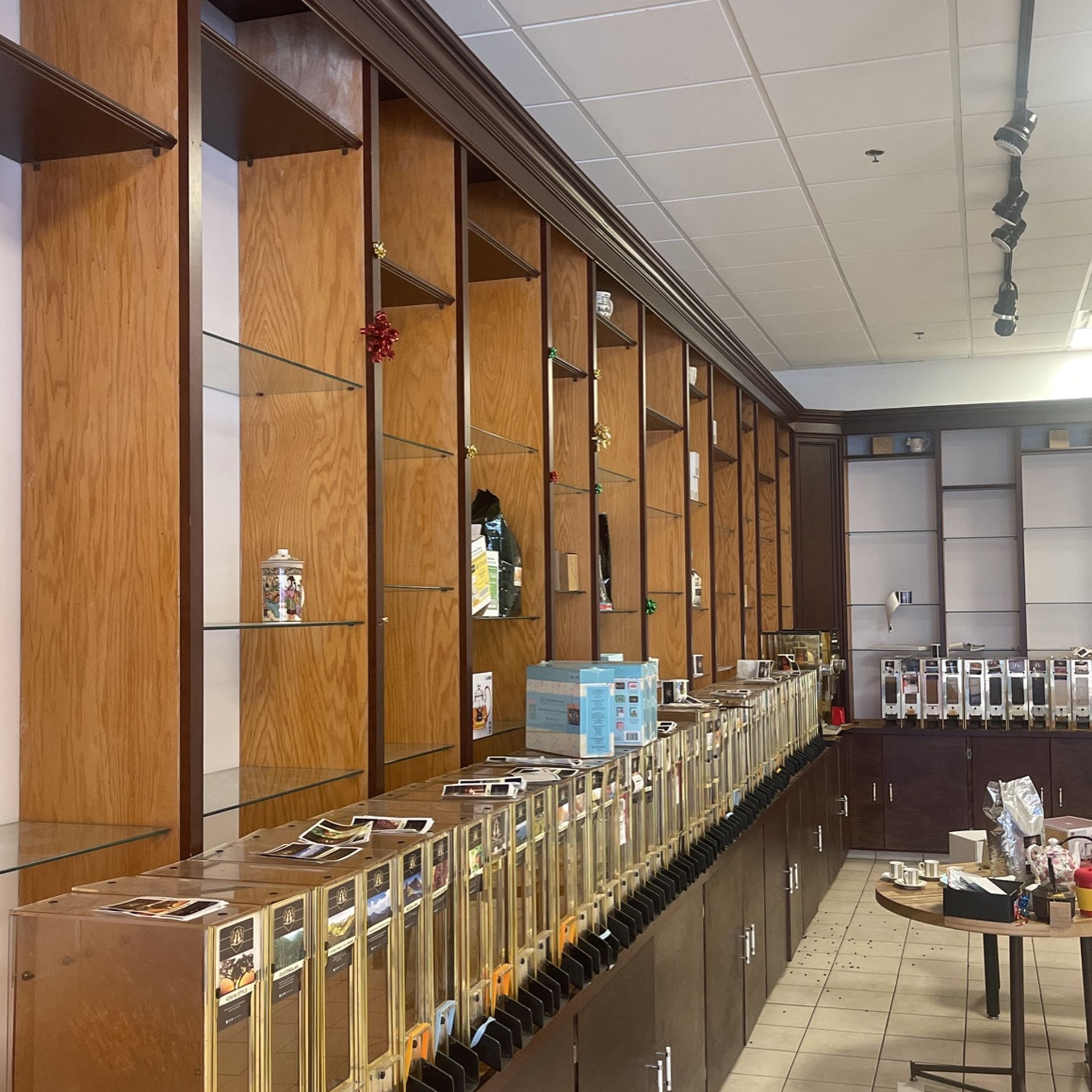 Display Store With Cabinets