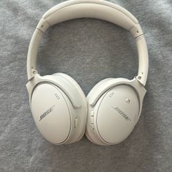 White/Beige Bose QuietComfort 45 Headphones