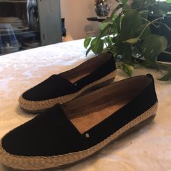 Black Shoes with Rattan Trim