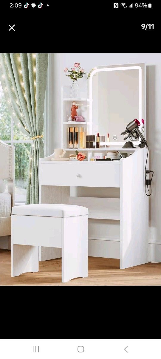 New Unnopened Box Vanity With Lights And Chair