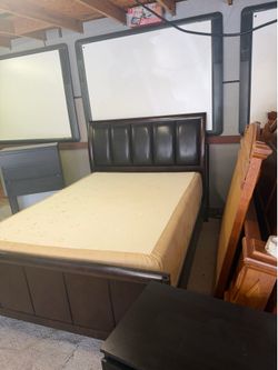 Queen size bed set in great condition mattress and box springs