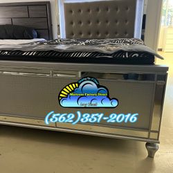 Bed w/ LED Light Queen Frame Grey/ Silver- Cama Con Luces 