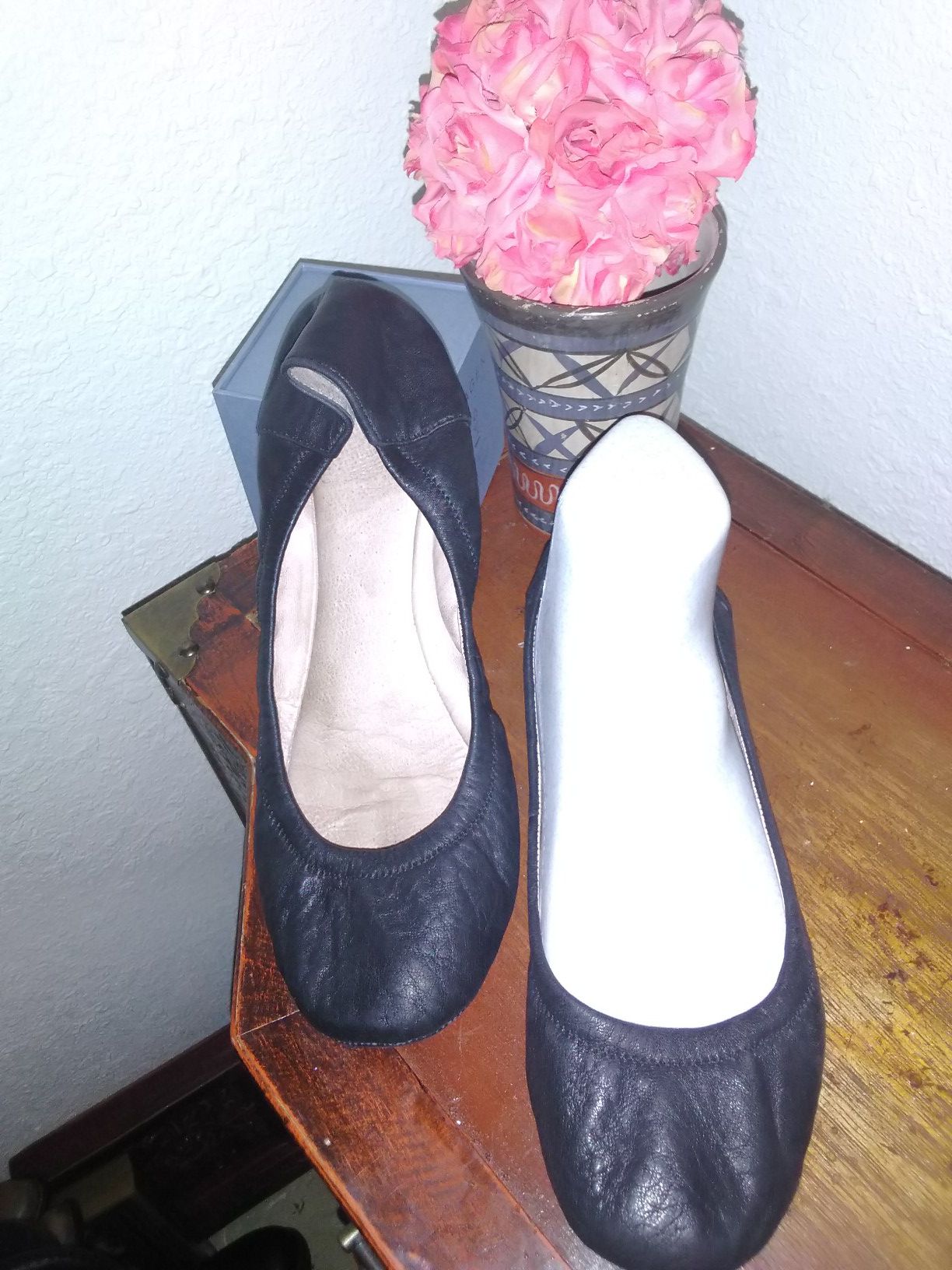 Leather Ballet flats... Vince Camuto. Size 8