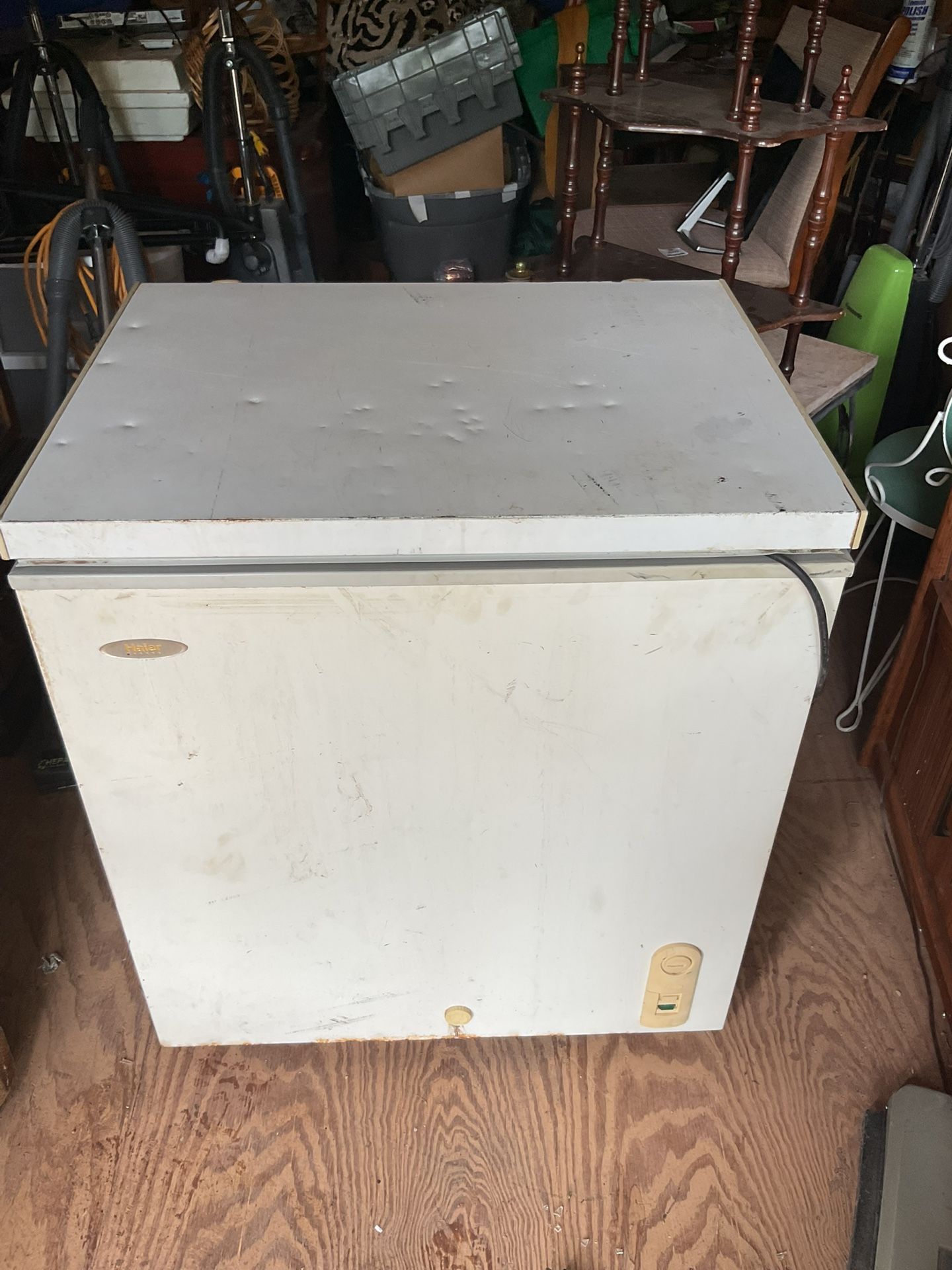 Working chest freezer it’s 33 inches tall 29 inches wide and 22 inches deep