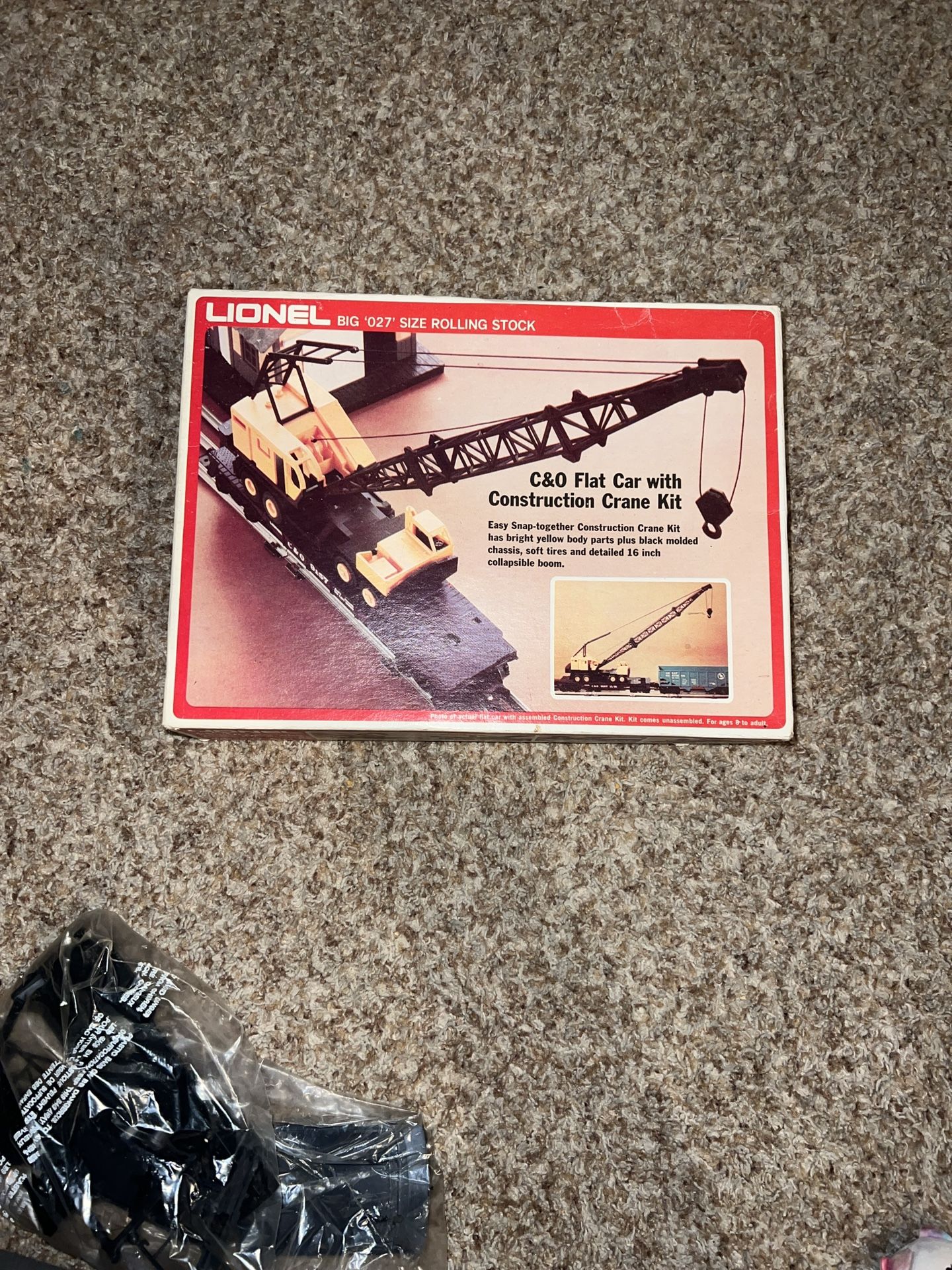 Lionel 6-9157 O Gauge Chesapeake & Ohio Flatcar with Construction Crane Kit. Does not include flat car