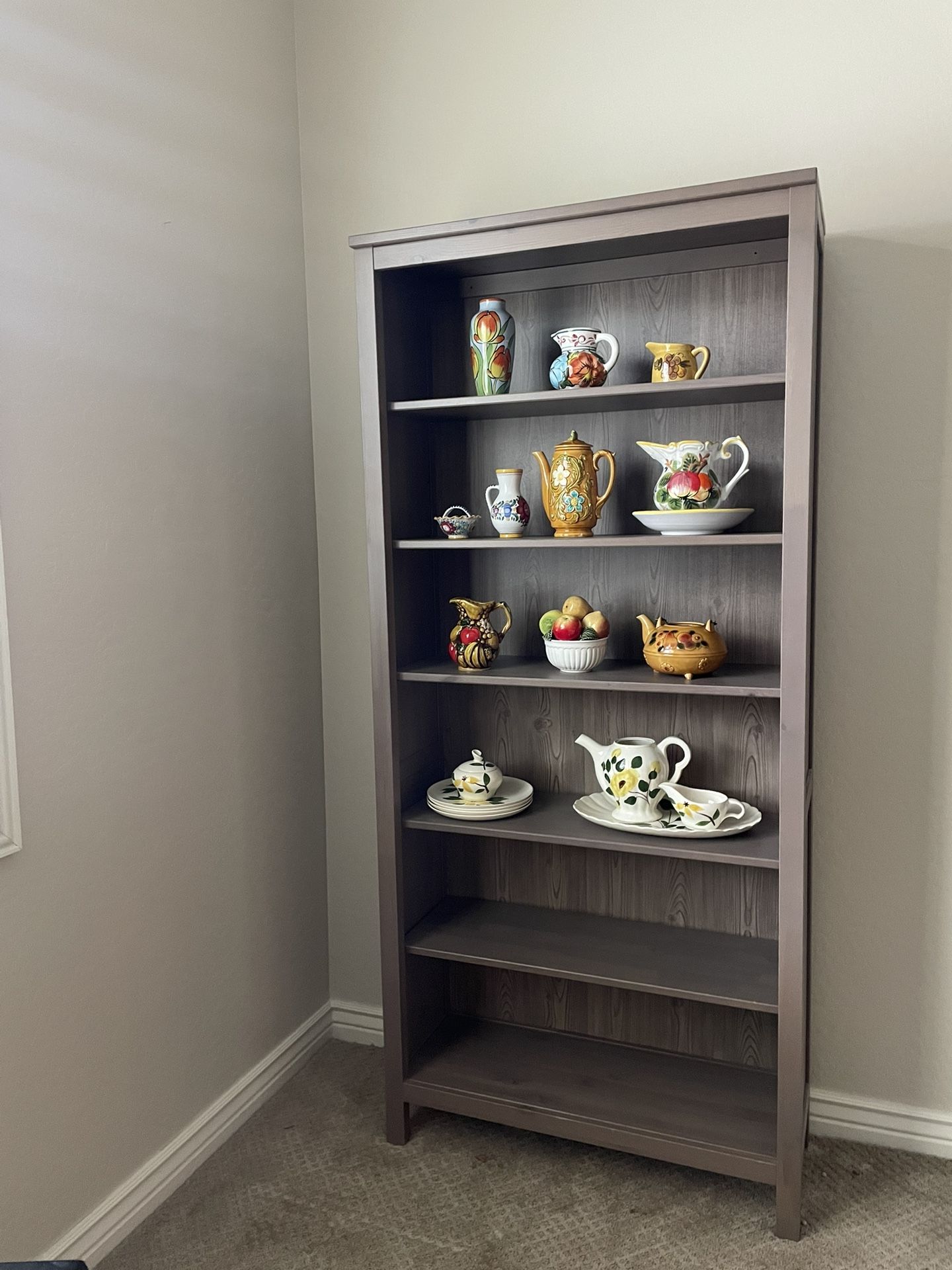 Bookcase / Shelves