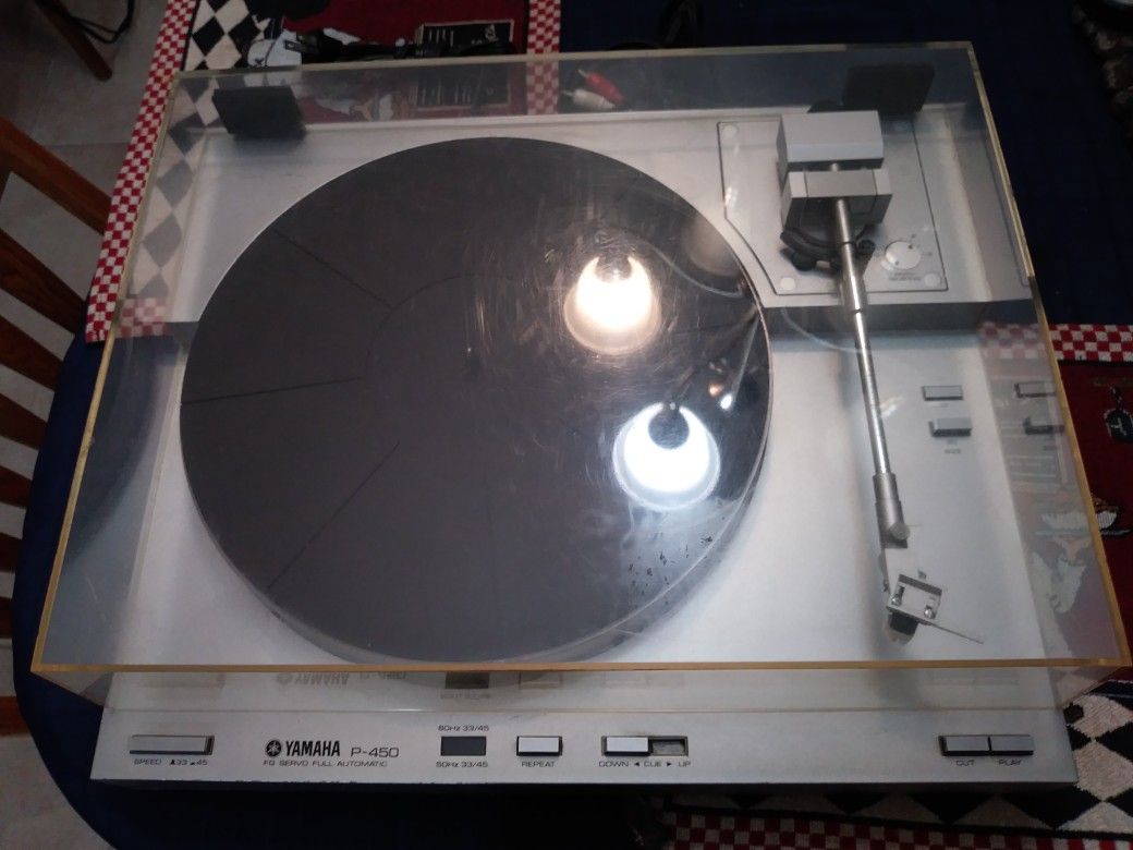 Yamaha p 450 record player in exellent condition working very well new niddle