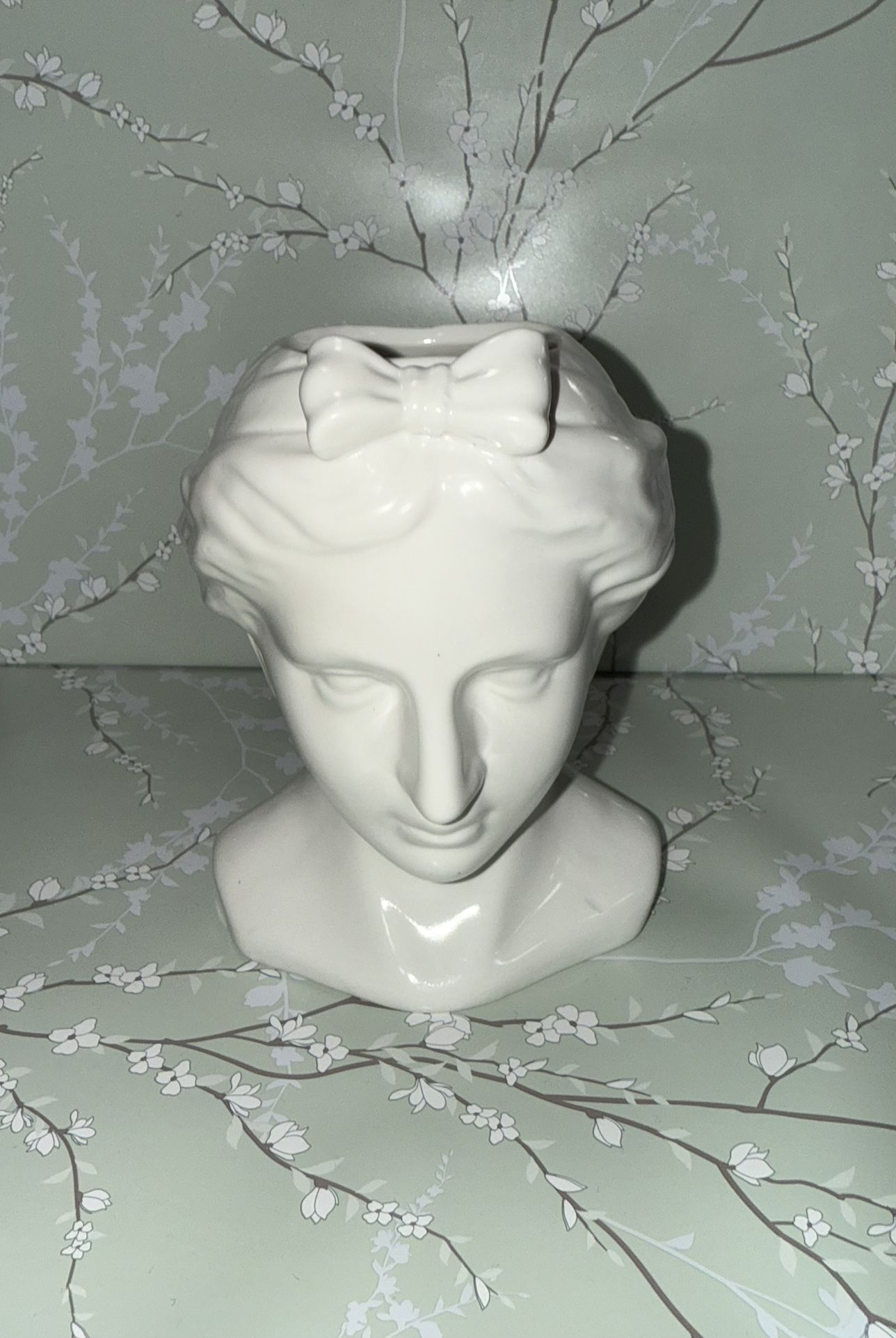 Beautiful white Head planter lady vase vintage style