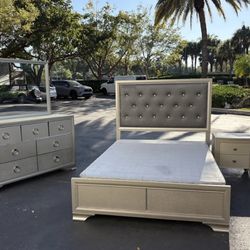 Beautiful Bedroom Set Queen Size Solid Wood Golden Color In Excellent Condition by Coaster Furnitur