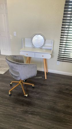 Vanity And Chairs New $100