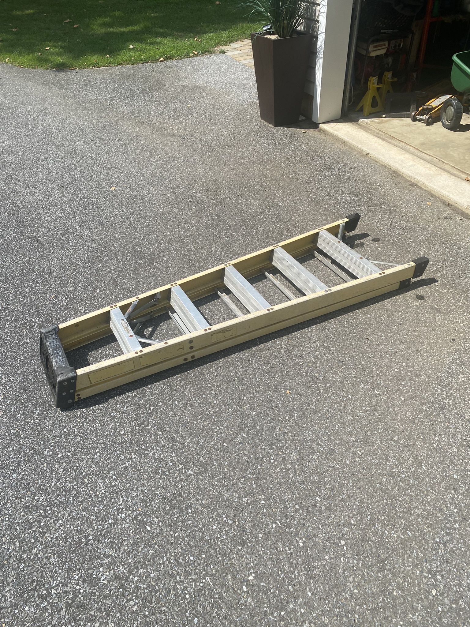 6 Ft Fiberglass Ladder