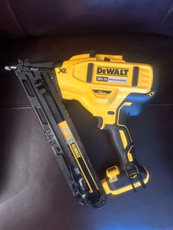 Dewalt 20V MAX XR Lithium-Ion Cordless 2-1/2 in. 15-Gauge Finish Nailer