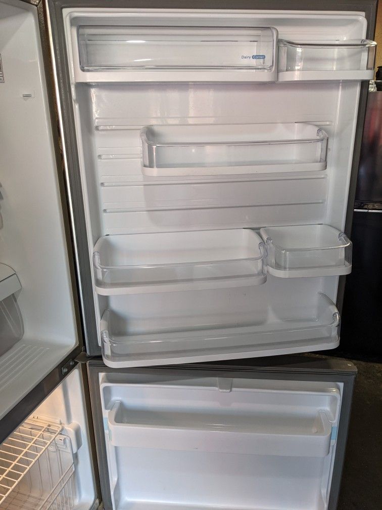 REFRIGERATOR BOTTOM FREEZER LG STAINLESS STEEL APARTMENT SIZE W 33"