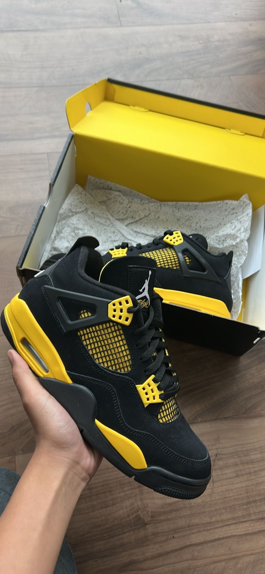 Jordan 4 Thunder size 10.5 ⚡️