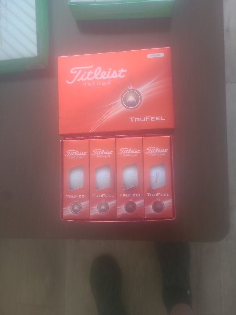 TITLEIST GOLF BALLS (4 SLEEVES) 12 Balls