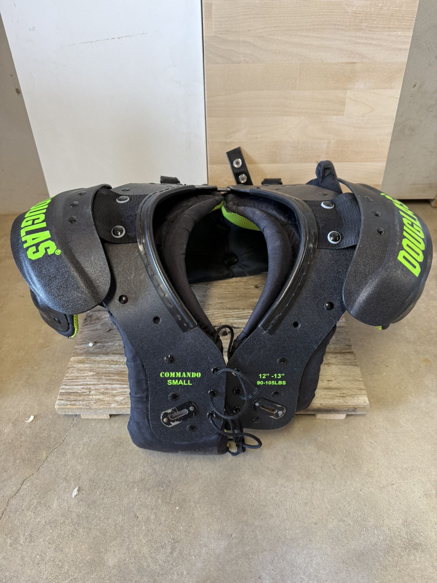 Douglas Commando Shoulder Pads Small