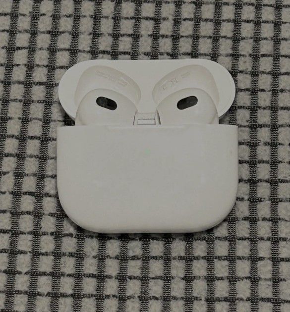 Apple AirPods 3RD Generation Wirless Earbuds & Charging Case