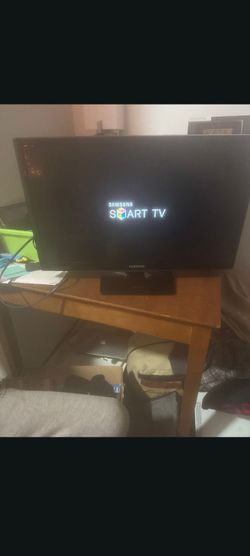 24inch Samsung Smart TV on stand with remote