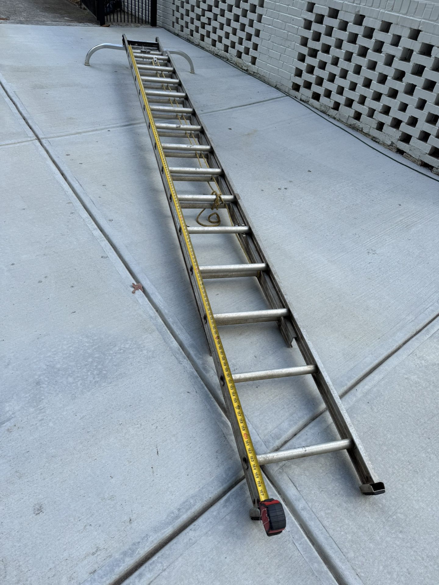 28 Ft Aluminum Extension Ladder with Standoff