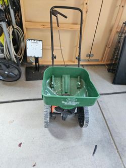 Grass feeder cart