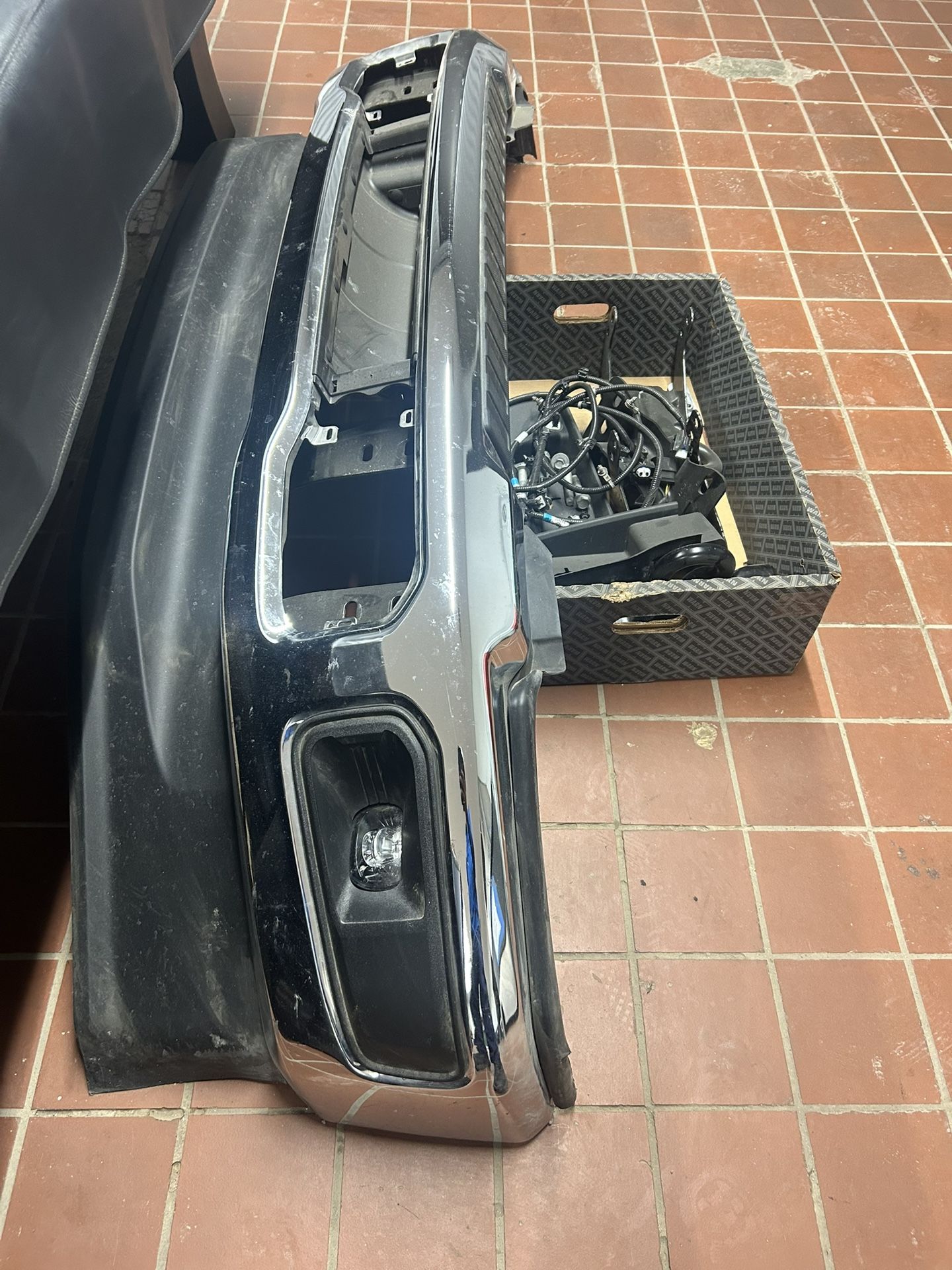 2024 F-250 FRONT BUMPER WITH FOG LIGHTS