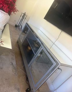 Modern Mirrored TV Console – Like New * Mirrored TV Stand / Console Table