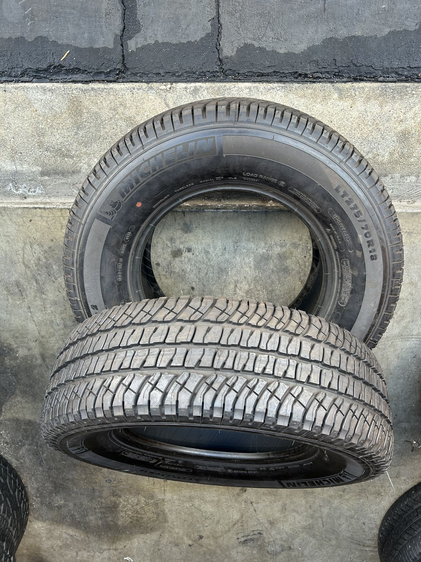 2. Tires. 275. 70. 18. Michelín