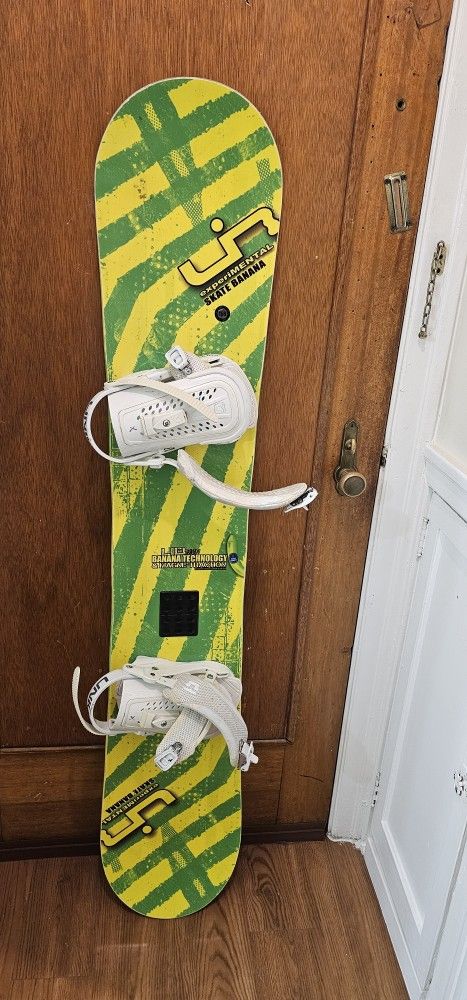 LibTech Skate Banana Snowboard With Bindings And Bag