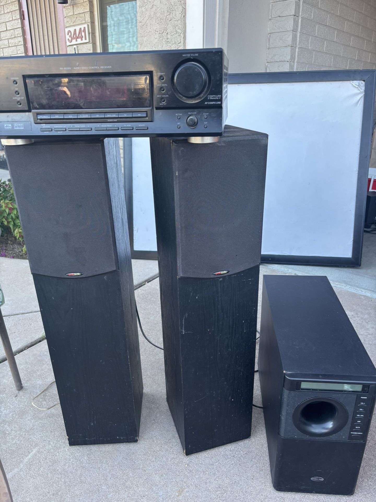 Receiver With Speakers and Bass