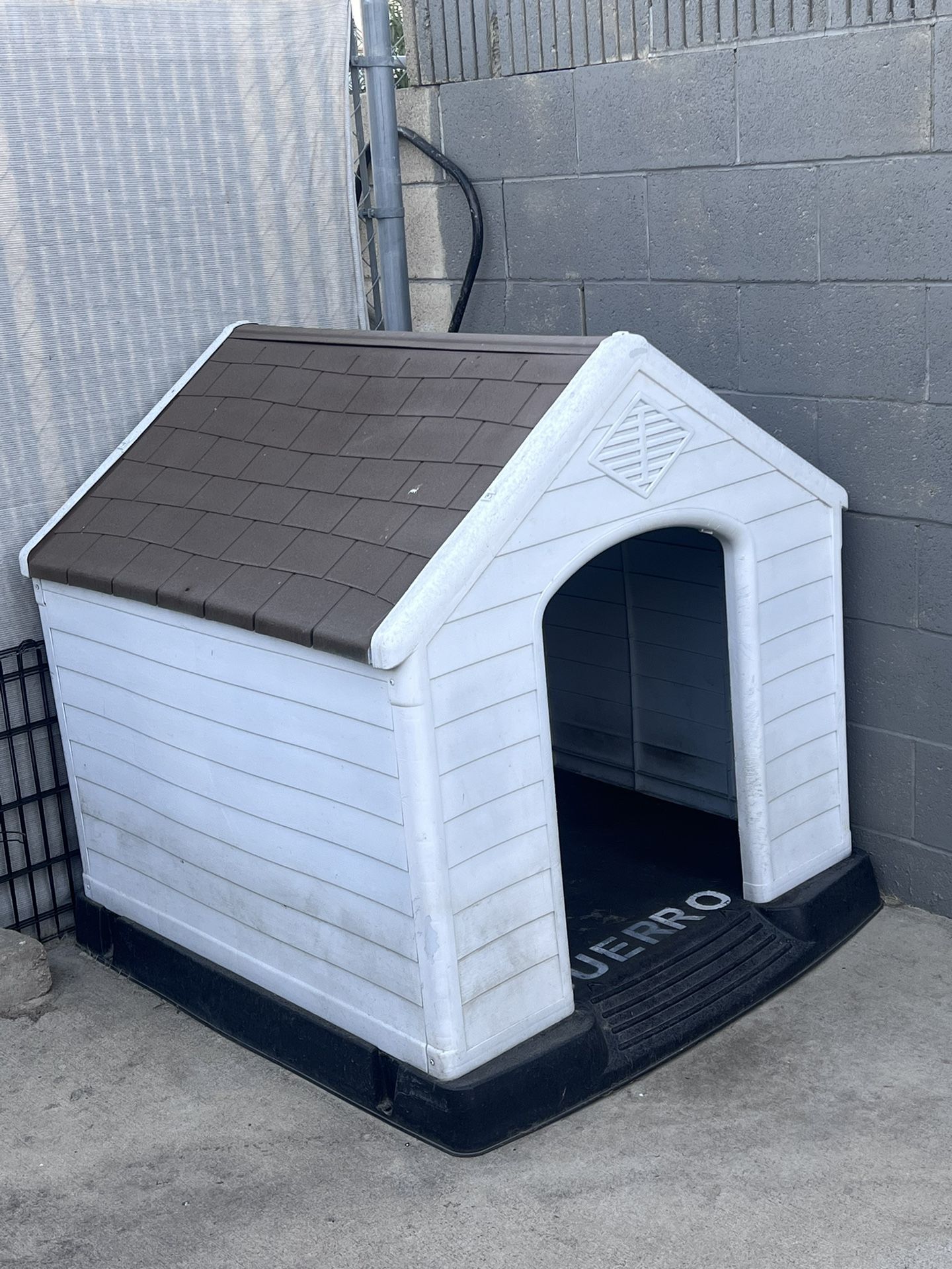 Medium/ Large Dog house
