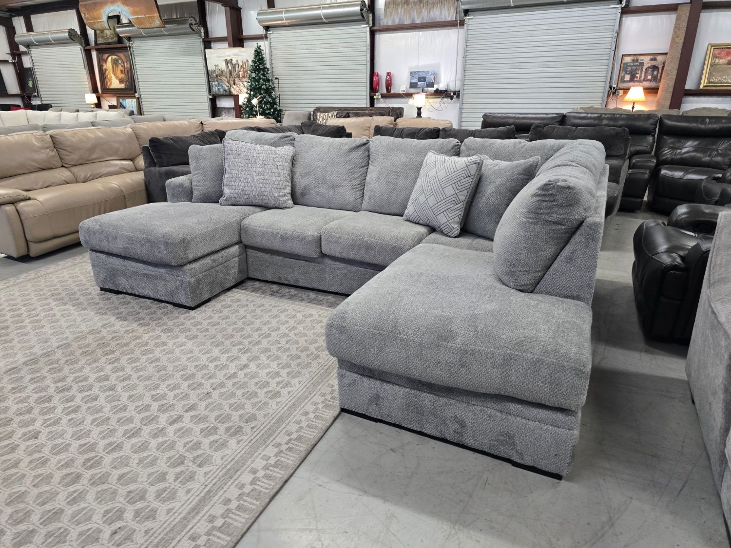 Beautiful Gray U-shaped Sectional Couch 🛋