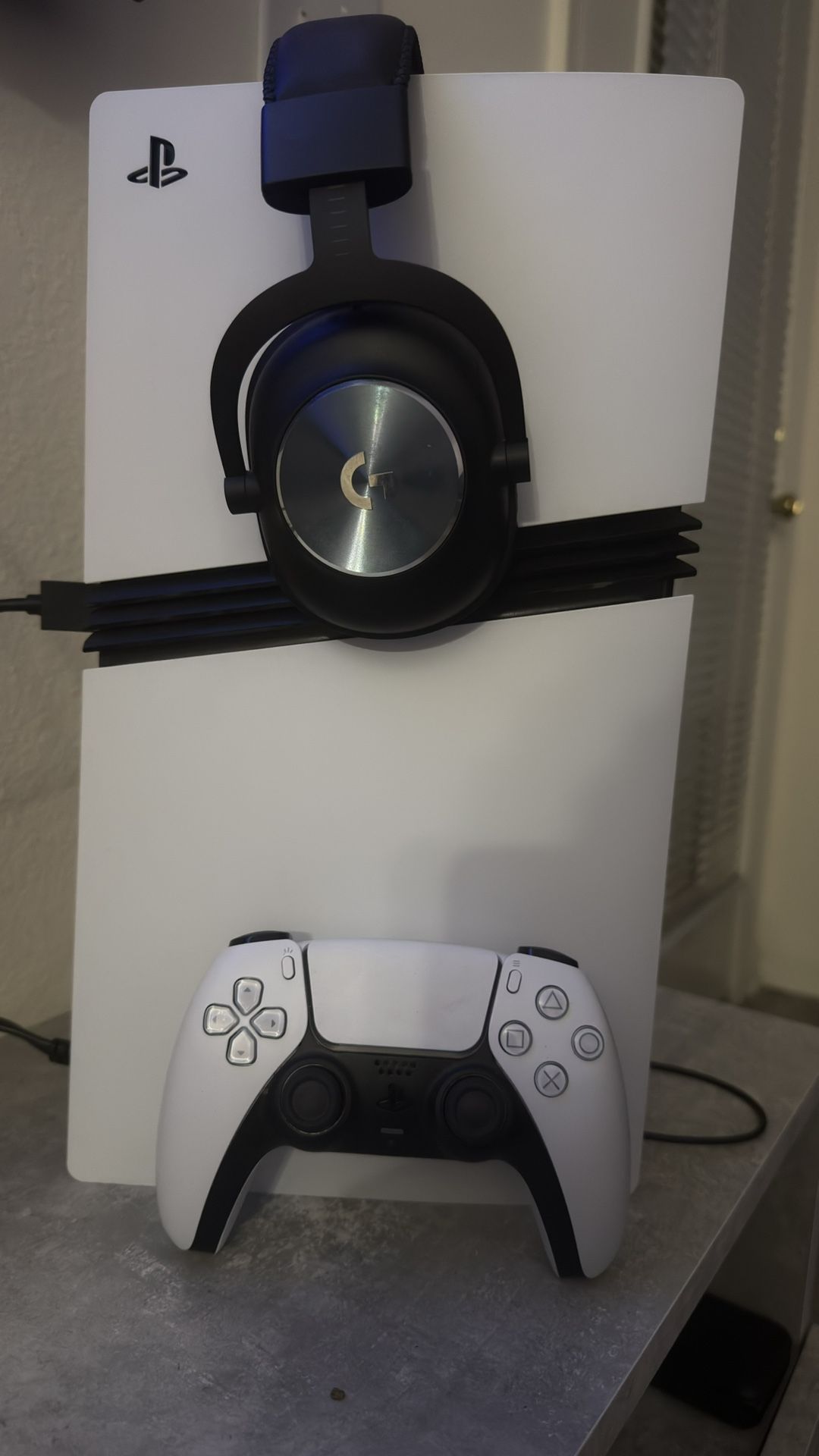 PlayStation 5 2TB + Logitech G Pro Headset