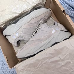 YEEZY BOOST 700!!