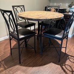 Round Kitchen Table and 4 Chairs in EXCELLENT CONDITION 36” tall  42” diameter   PICK UP IN DEER PARK 77536