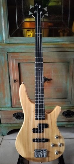 Brand new electric bass with new bag and cable and shoulder strap