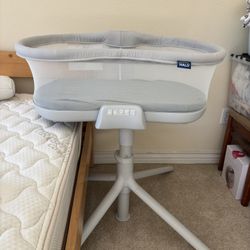 Halo Bassinet with bed frame and TWO bedsheets