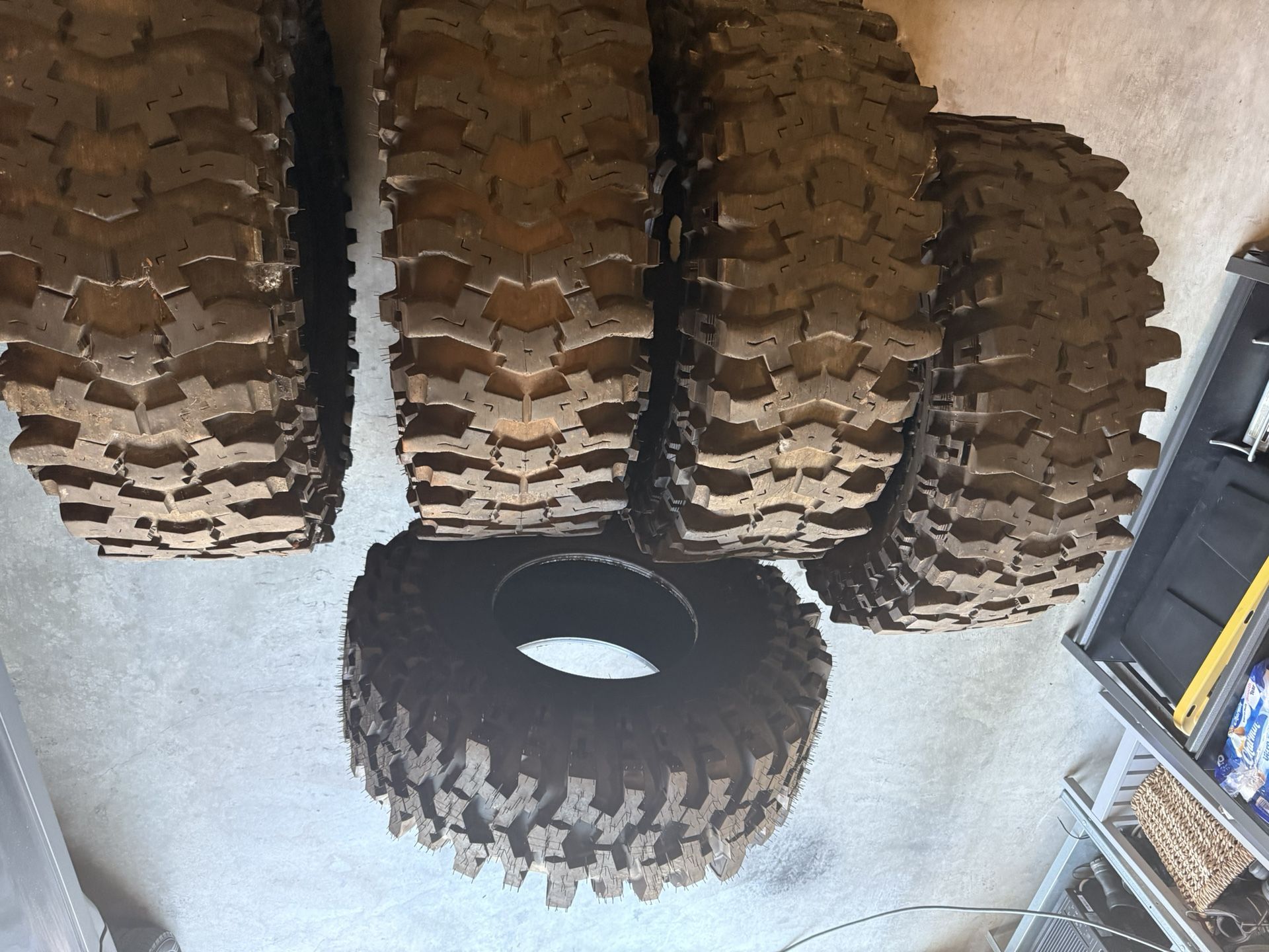 Mickey THOMPSON 40X13.50-17L 3)