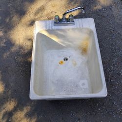Utilatub Utility Sink In Great Condition 