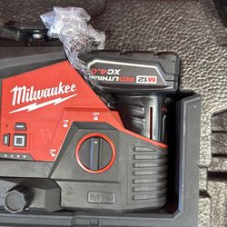 Milwaukee m12 3 lines laser with battery