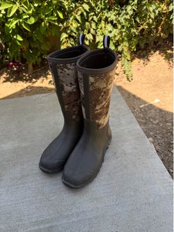 Muck boots mens size 12 , women’s  13 waterproof